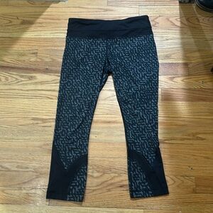 Lulu Leggings/crops , gray and black geometric pattern, GUC , size 6